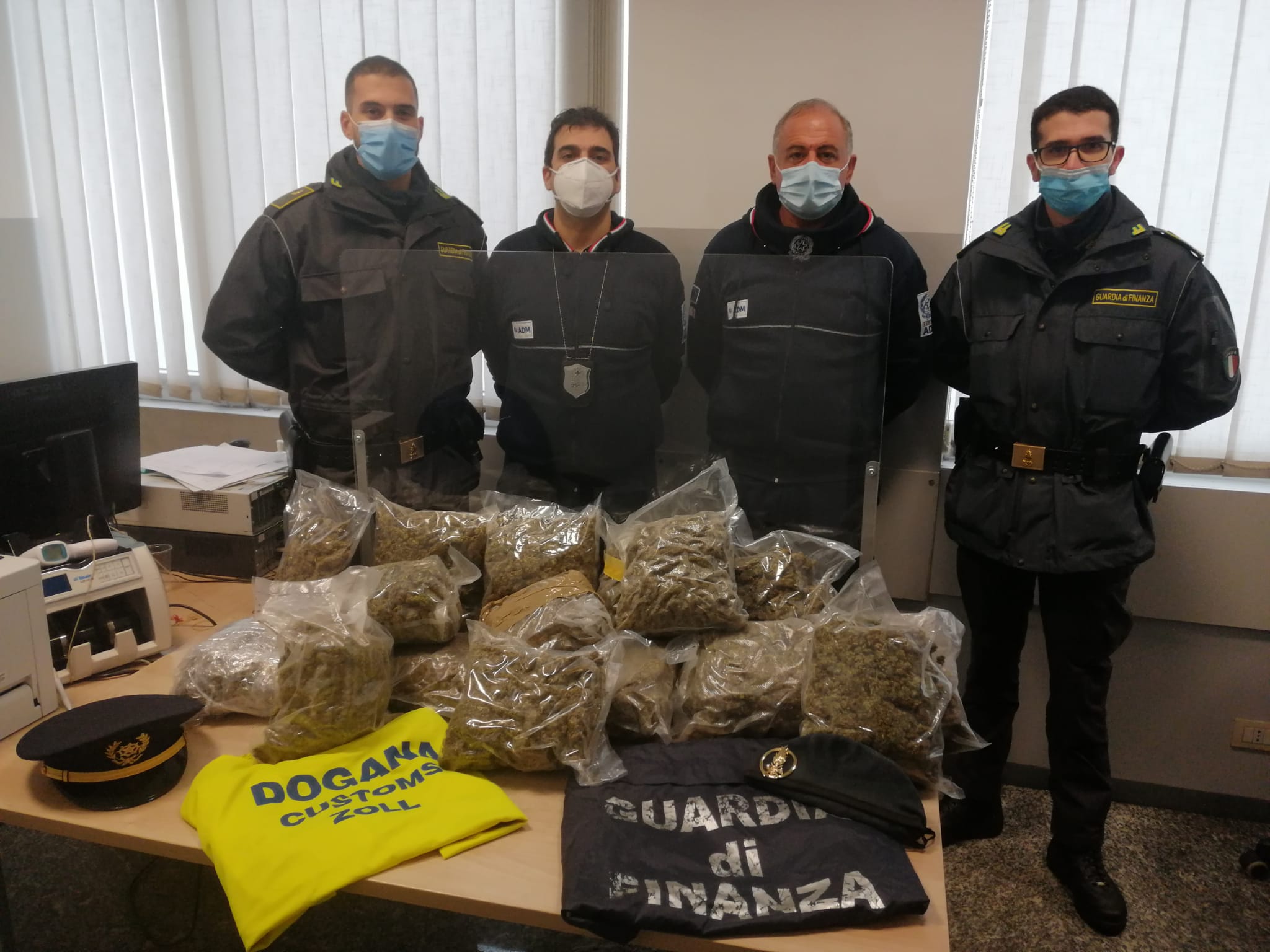 Dogana di Como-Brogeda, otto chili di marijuana in un trolley a bordo di bus di linea