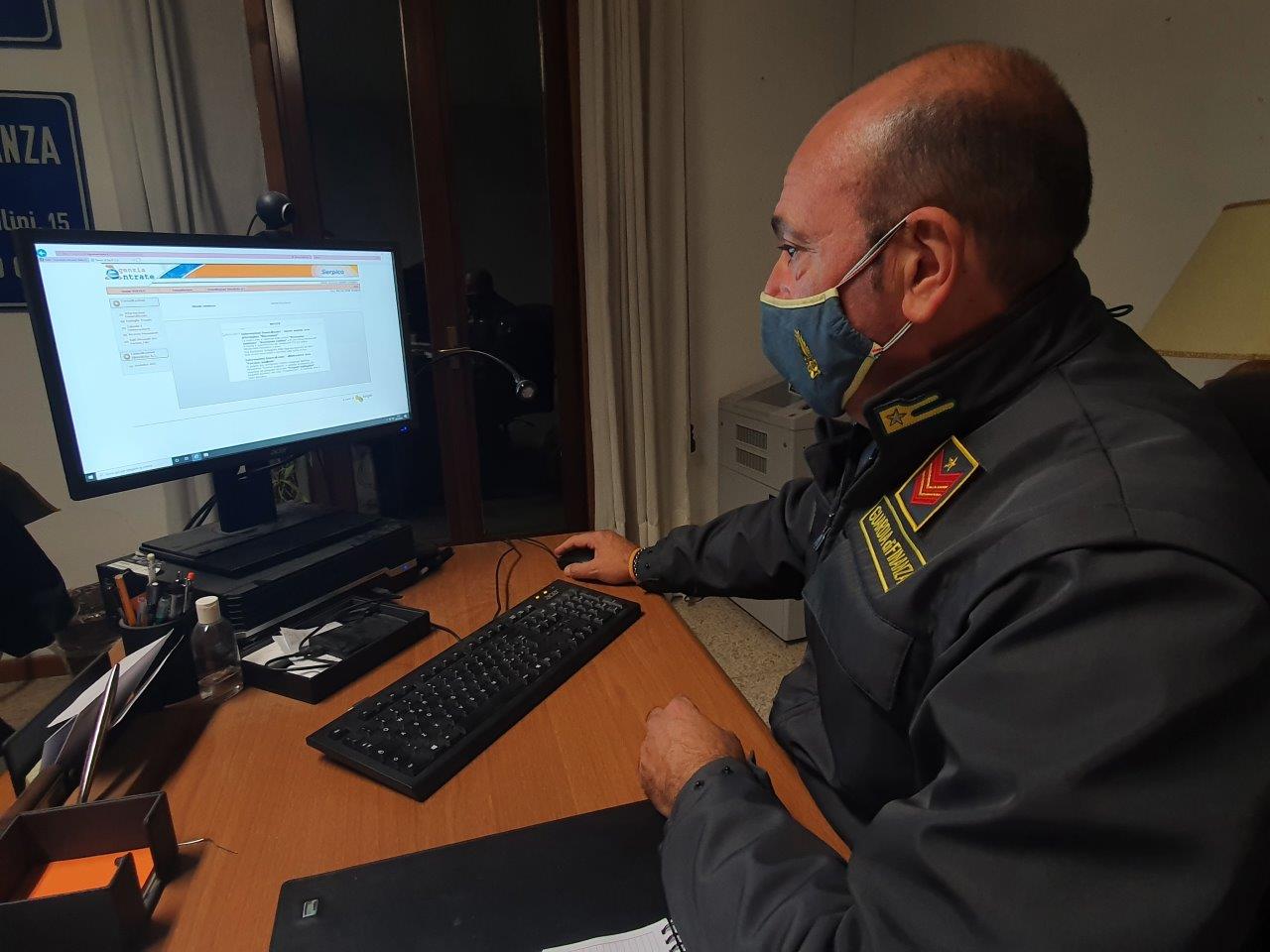 Villa e auto di lusso ma sconosciuto al fisco. Denunciato, sequestrati beni per 350mila euro