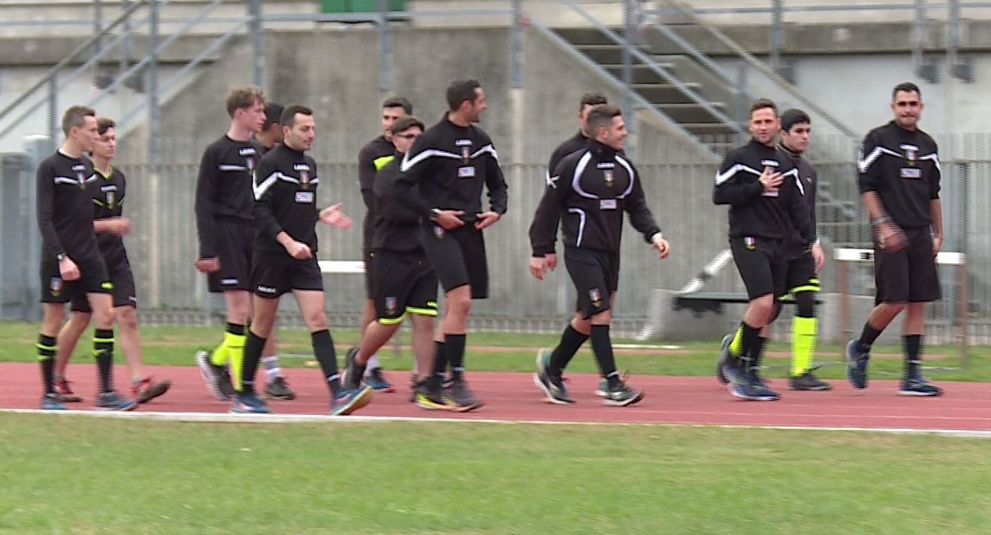 Il calcio da protagonisti con il fischietto. Al via il corso di arbitri a Como