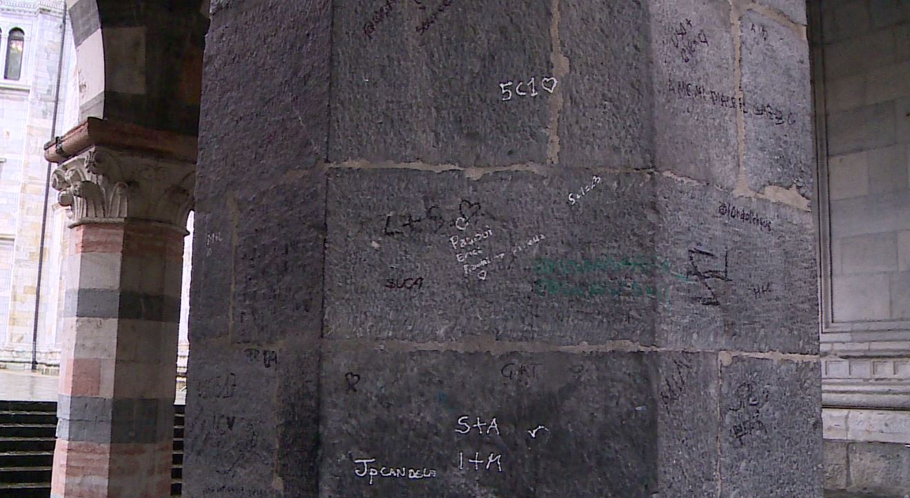 Vandalismi e degrado al Broletto di piazza Duomo. Per Como Pulita: “Subito un nucleo di intervento”