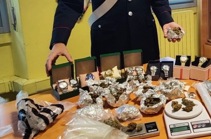 Droga e orologi fasulli in garage, 24enne arrestato a Mariano Comense