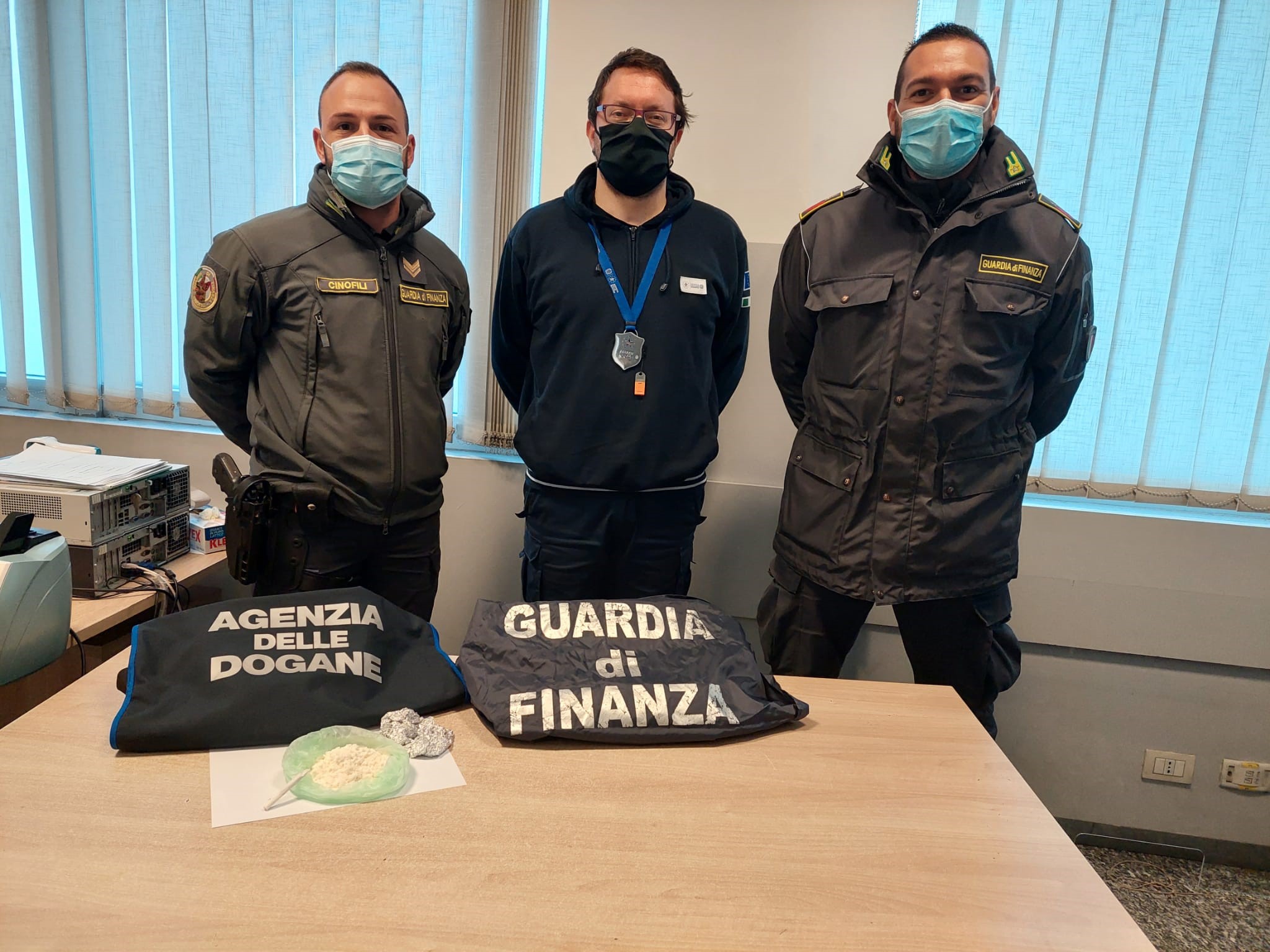 Ricercato, viaggia con la droga in valigia. Arrestato in dogana a Brogeda