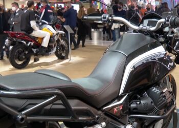 EICMA-2021-UNO-STAND-CON-UNA-MOTO-IN-PRIMO-PIANO