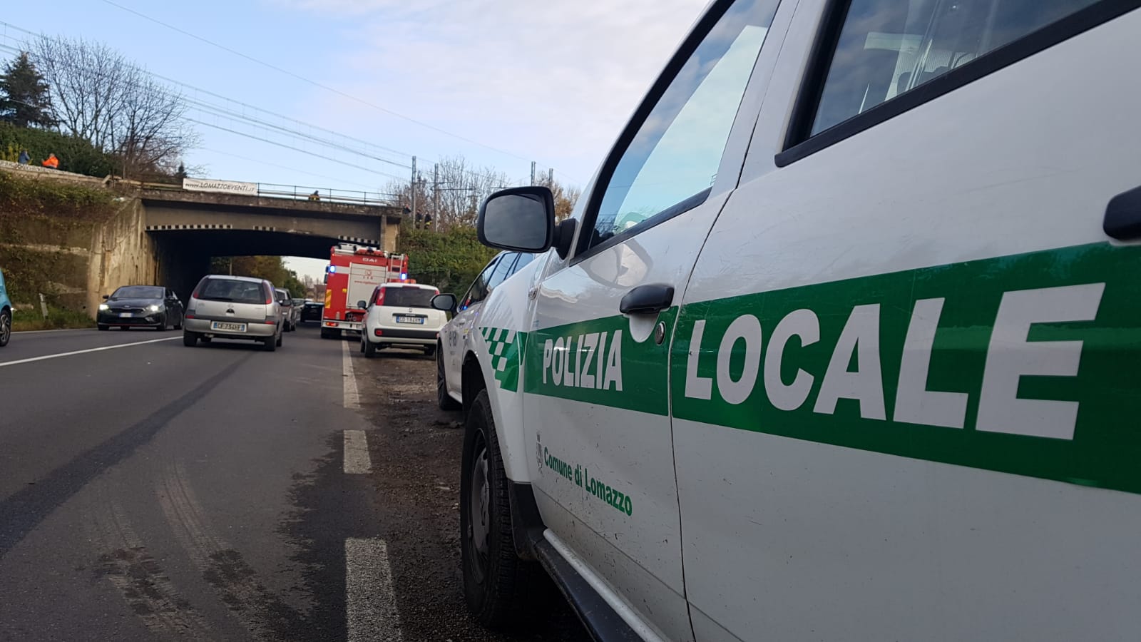 Ponte danneggiato da un camion a Lomazzo, traffico ferroviario bloccato per ore tra Saronno e Fino