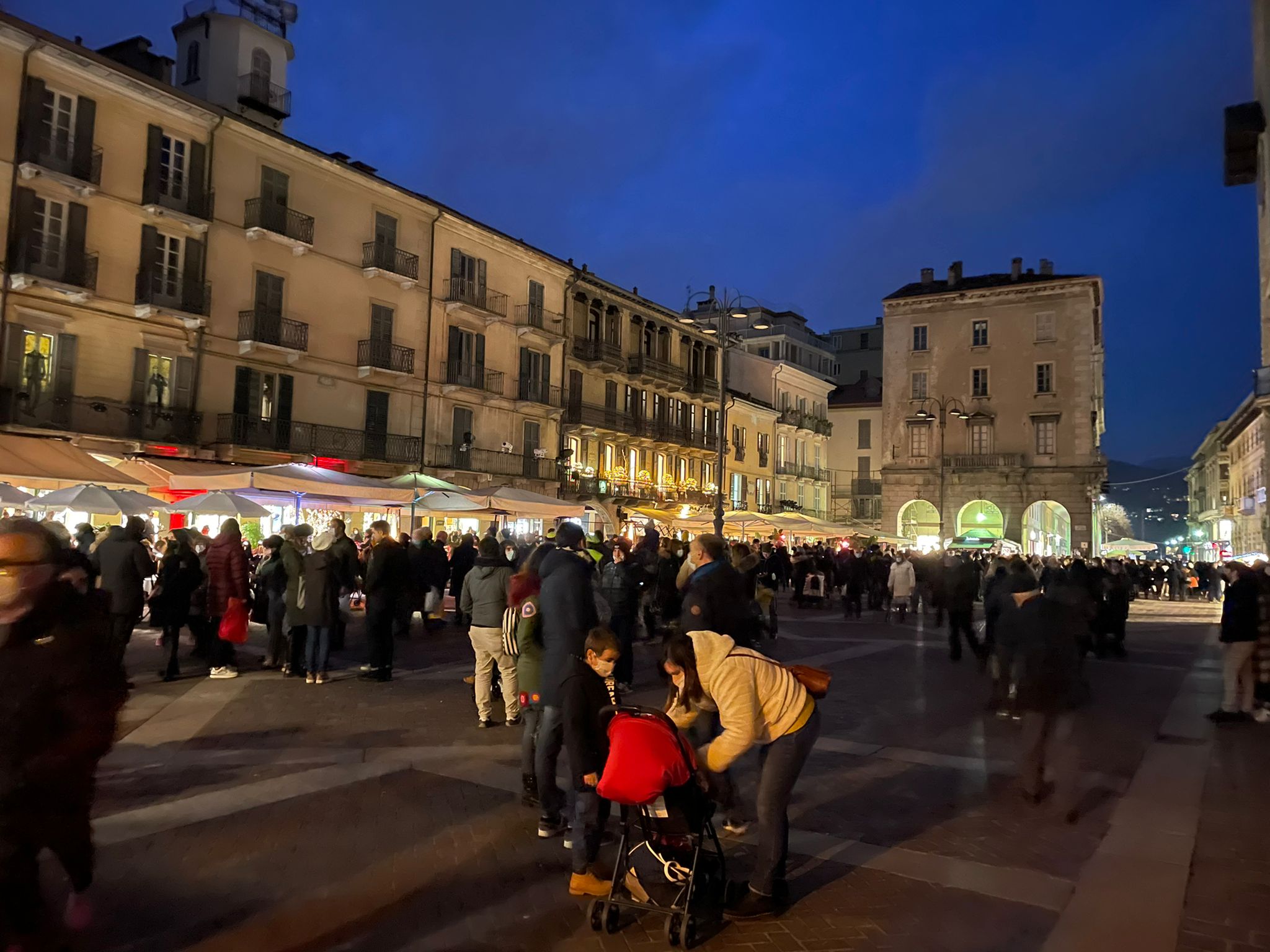 Eventi di Natale, oggi la partenza. Le restrizioni non fermano la folla