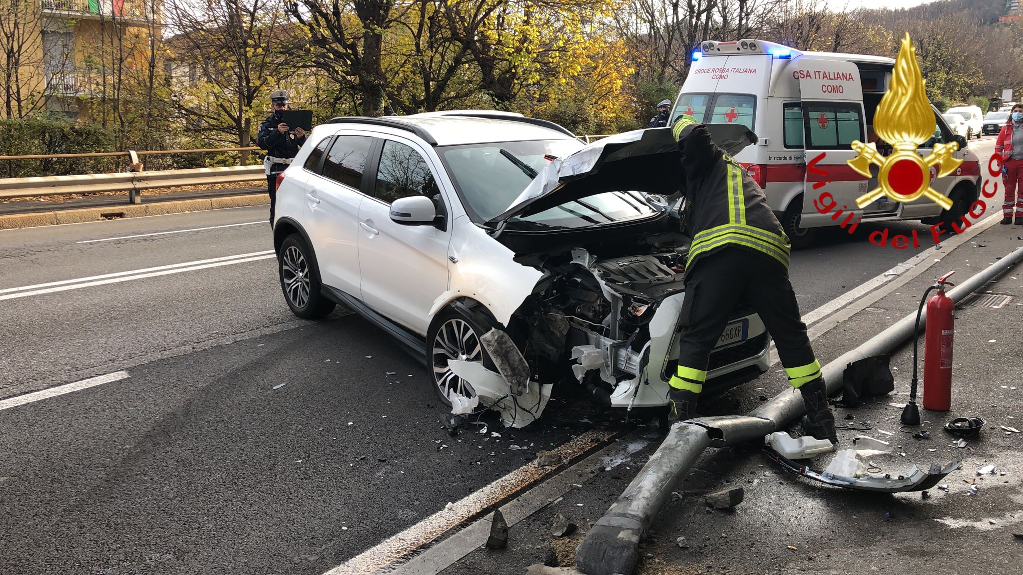 Como, incidente in via Napoleona. Ferito un uomo di 64 anni, traffico in tilt