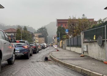 Traffico in via Canturina verso piazza Camerlata, a Como