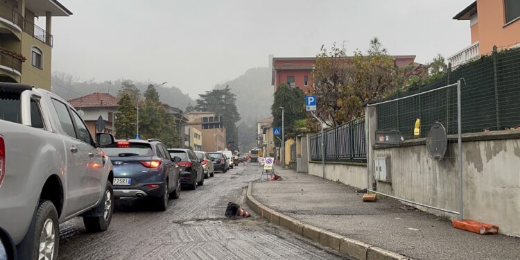 Traffico in via Canturina verso piazza Camerlata, a Como