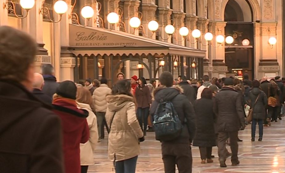 Milano: obbligo di mascherina in centro e nei mercatini. Como aspetta