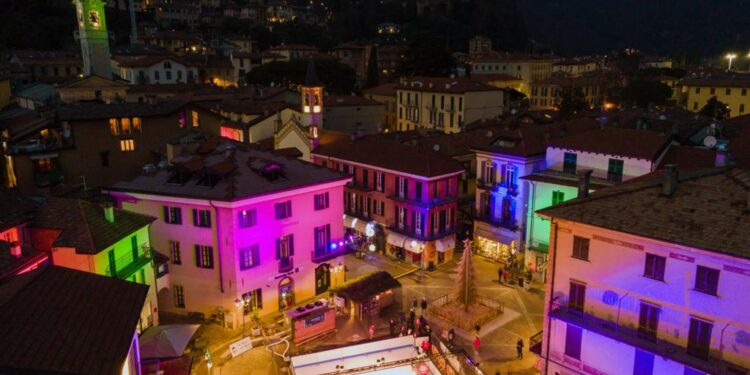 il centro di menaggio illuminato con luci colorate