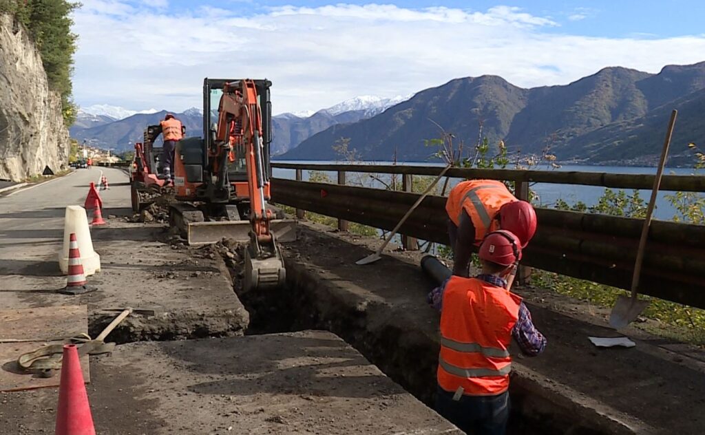 uomini al lavoro al cantiere