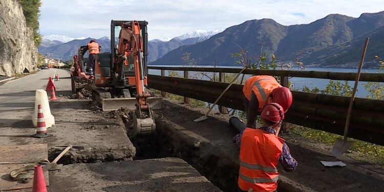 uomini al lavoro al cantiere