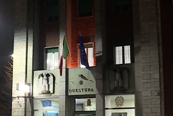 Violenza sulle donne, la Questura si illumina di arancione. De Angelis: “Sensibilizzare perché non è solo un problema di polizia”