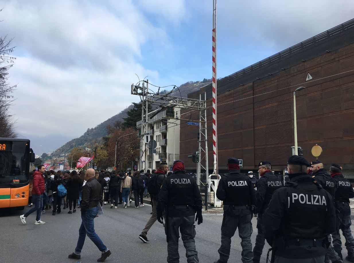 Como, in città il corteo dell’Unione degli studenti di Como