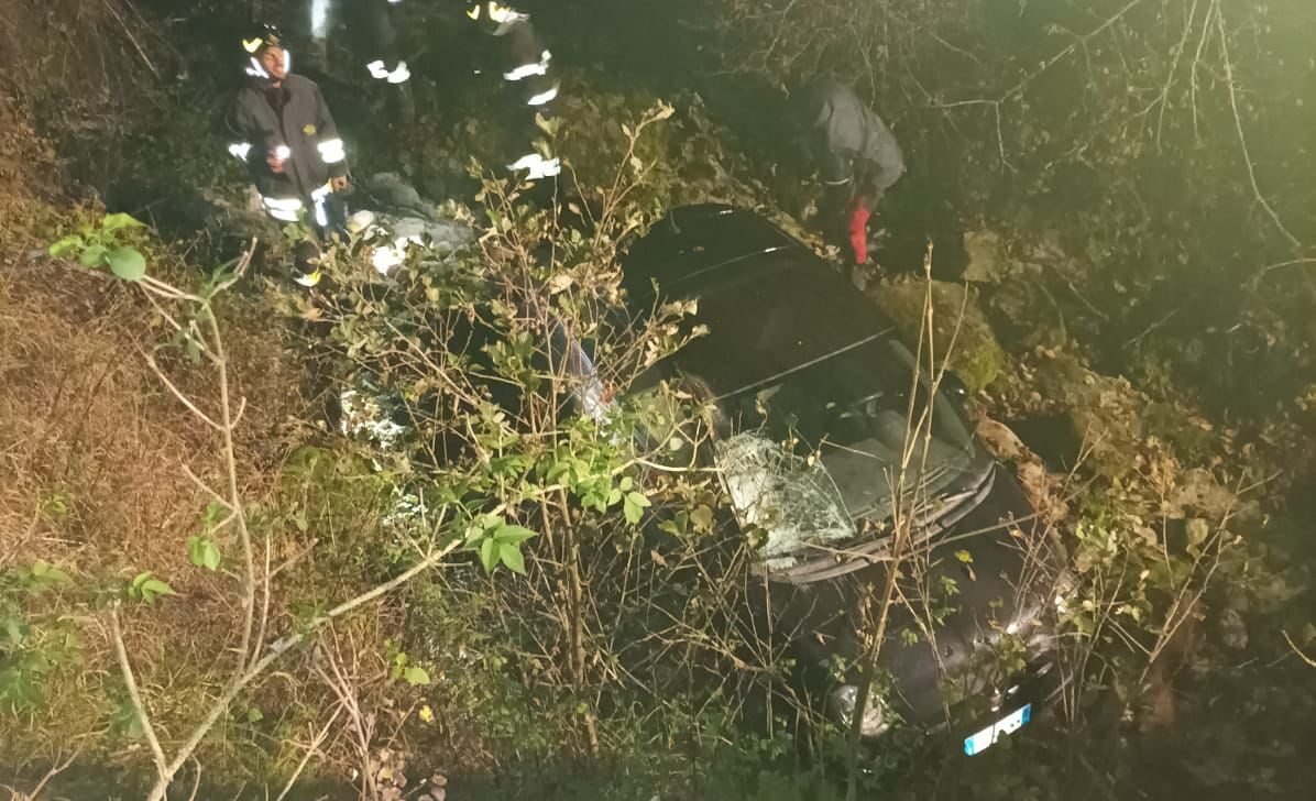 Strada ghiacciata, auto  nel dirupo: donna salvata dai vigili del fuoco. Il video dell’intervento