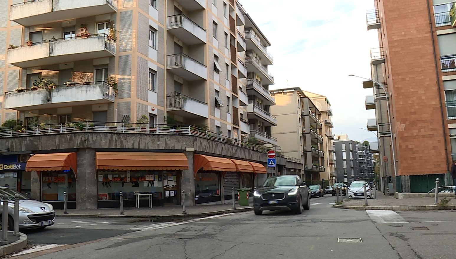 Como, serata di violenza in via Anzani. Prima l’aggressione poi scappa con la cassa. Arrestato