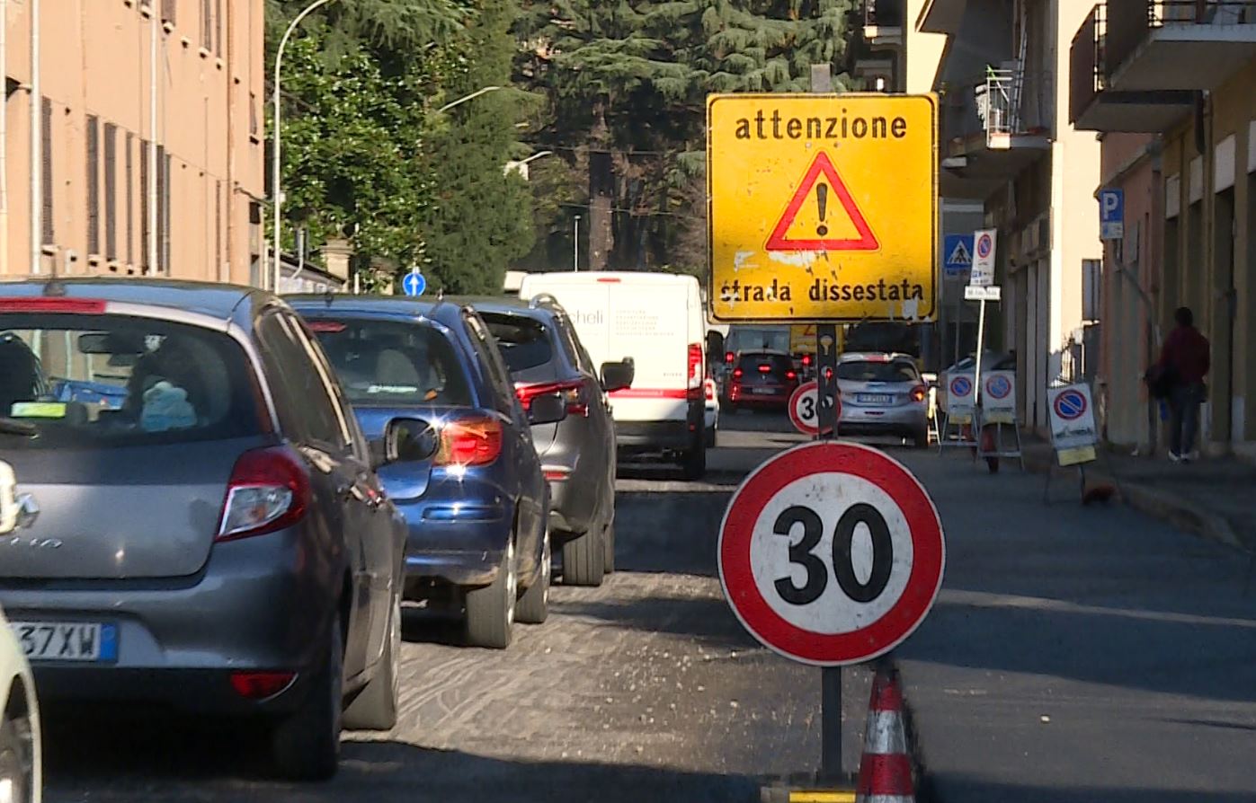 Lavori in via Canturina, un’altra mattinata di caos e code