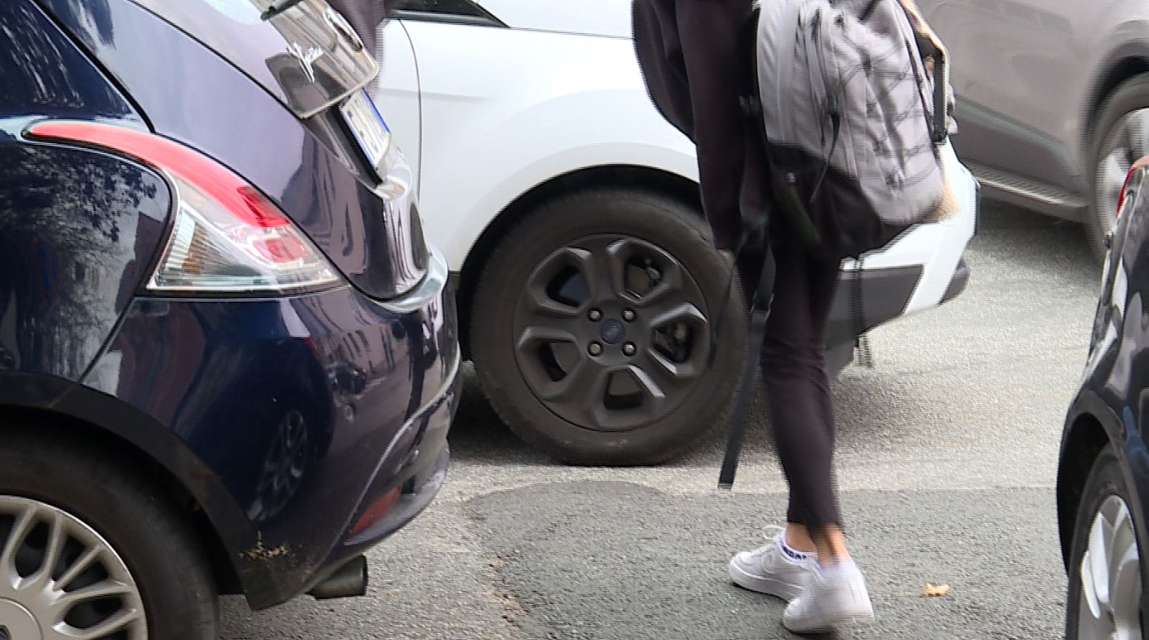 Como, sosta selvaggia in via Gramsci, auto dei genitori posteggiate in divieto