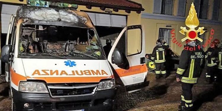 Ambulanza in fiamme
