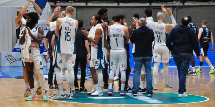 Basket Pallacanestro Cantù 2021-2022 esultanza