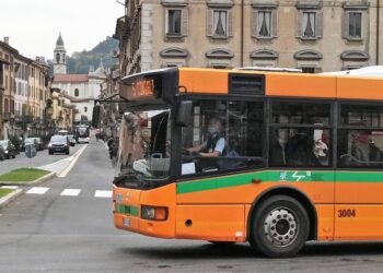 Bus pullman in centro a Como