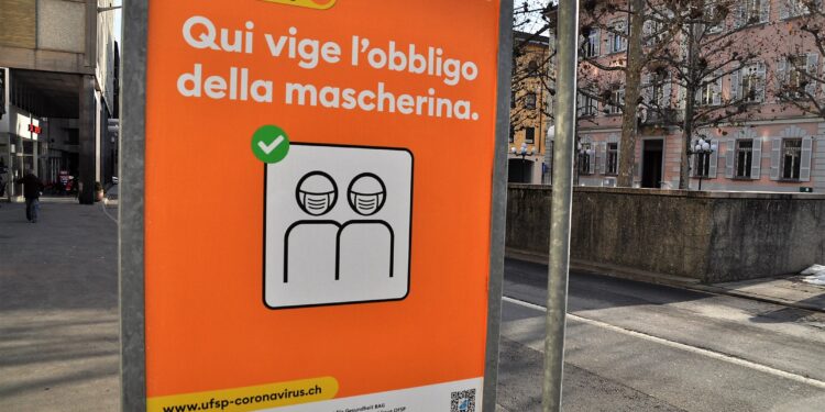 Nuovi casi Covid in Canton TicinoChiasso Svizzera. Covid mascherine
