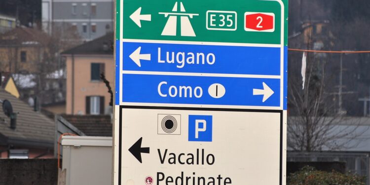 Chiasso. Cartello con Como e Lugano