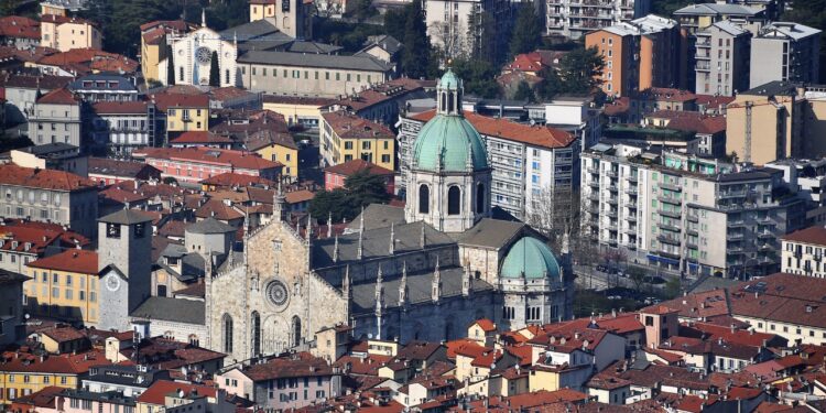 Profughi ucraini a Como Duomo