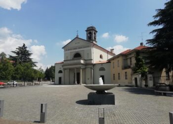 primavera erbose. nella foto: Erba, chiesa Santa Maria Nascente, piazza Prepositurale