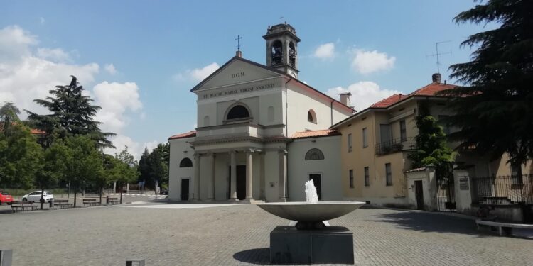 primavera erbose. nella foto: Erba, chiesa Santa Maria Nascente, piazza Prepositurale