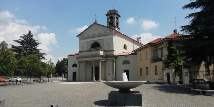 primavera erbose. nella foto: Erba, chiesa Santa Maria Nascente, piazza Prepositurale