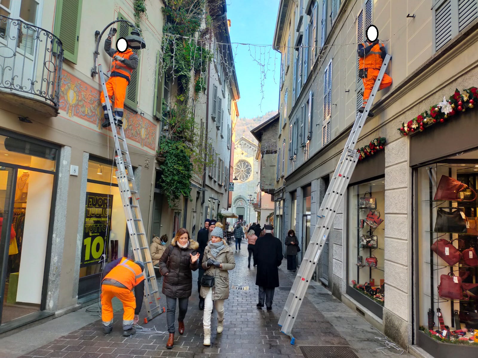 A quattro metri senza protezioni per installare le luminarie. Lavori sospesi e multe