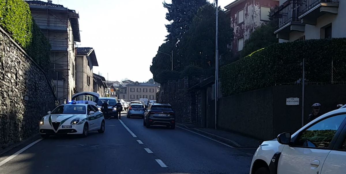 Donna investita in via statale per Lecco, è in gravi condizioni