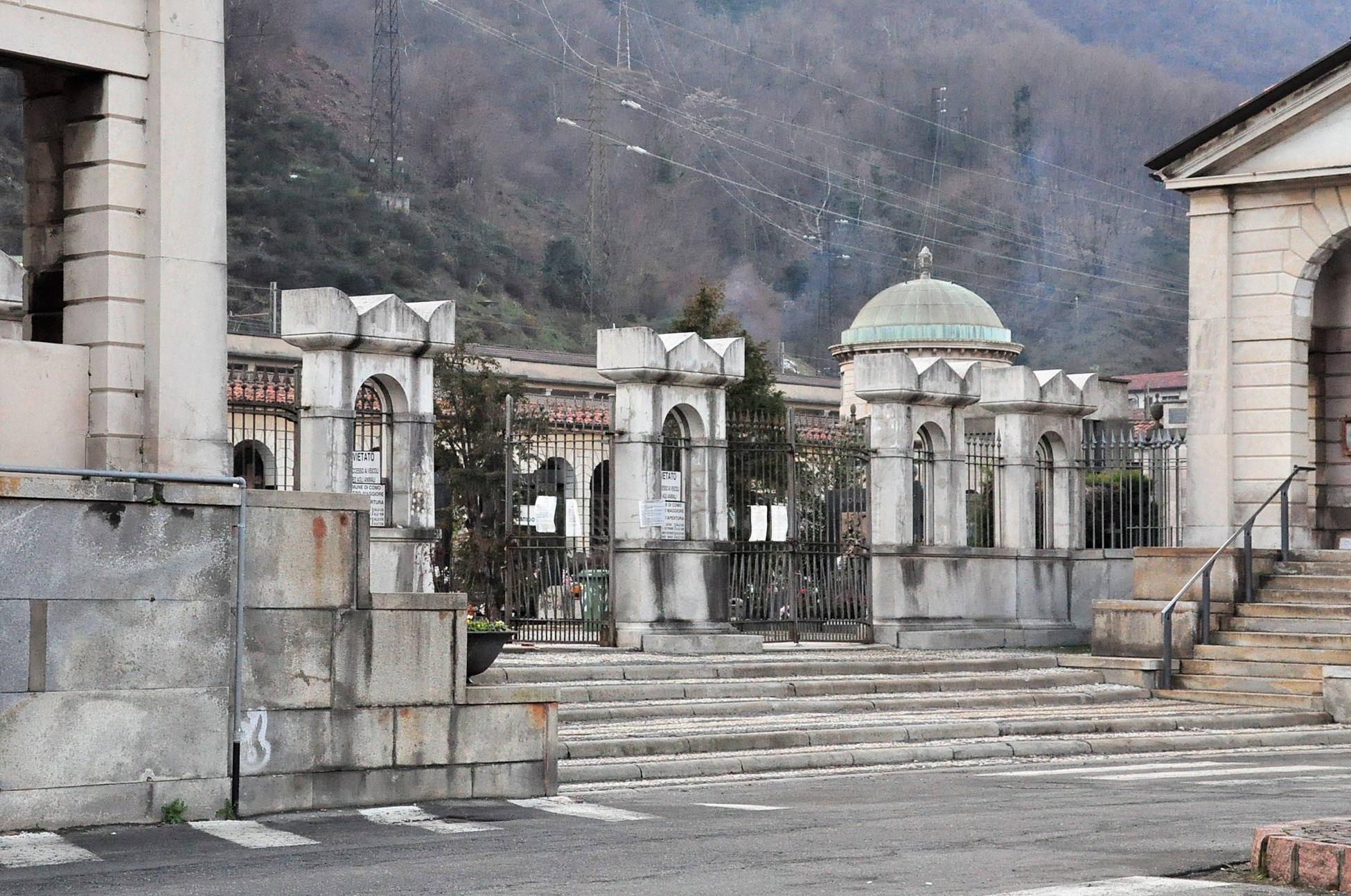 Lavori al cimitero monumentale, 300mila euro per rifare il muro di sostegno del forno crematorio 
