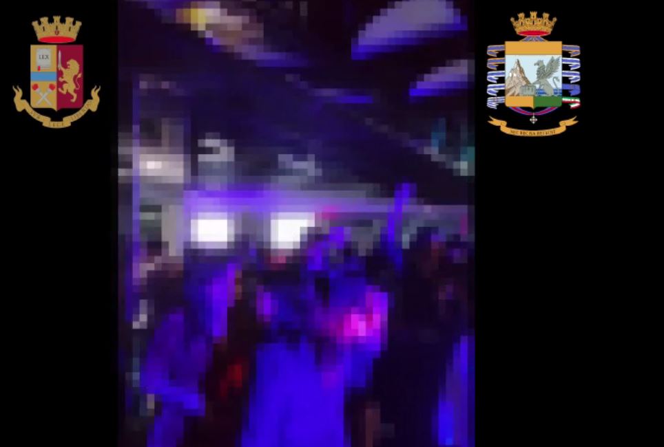 Pub trasformato in una discoteca, blitz di polizia e finanza e chiusura per cinque giorni
