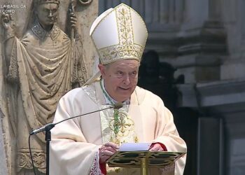 Vescovo di Como Oscar Cantoni condanna la guerra