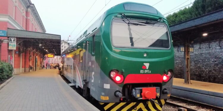 servizio ferroviario: Treno Trenord stazione Como Lago