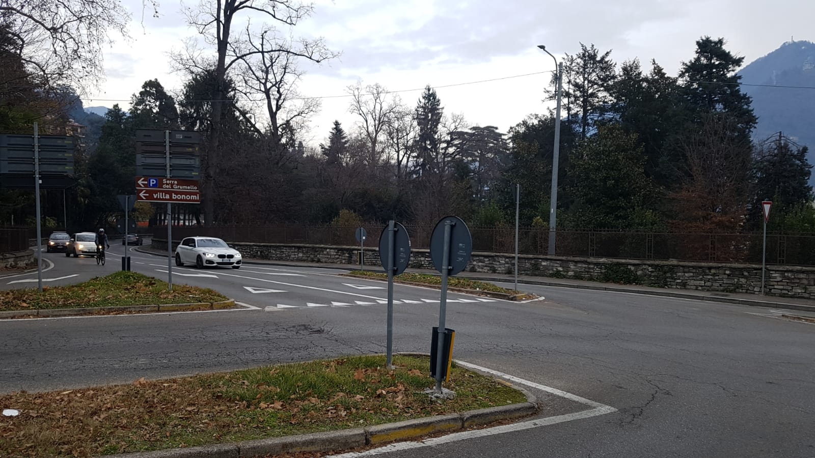 Nuova rotatoria di Villa Olmo, salta l’appalto e slittano i lavori