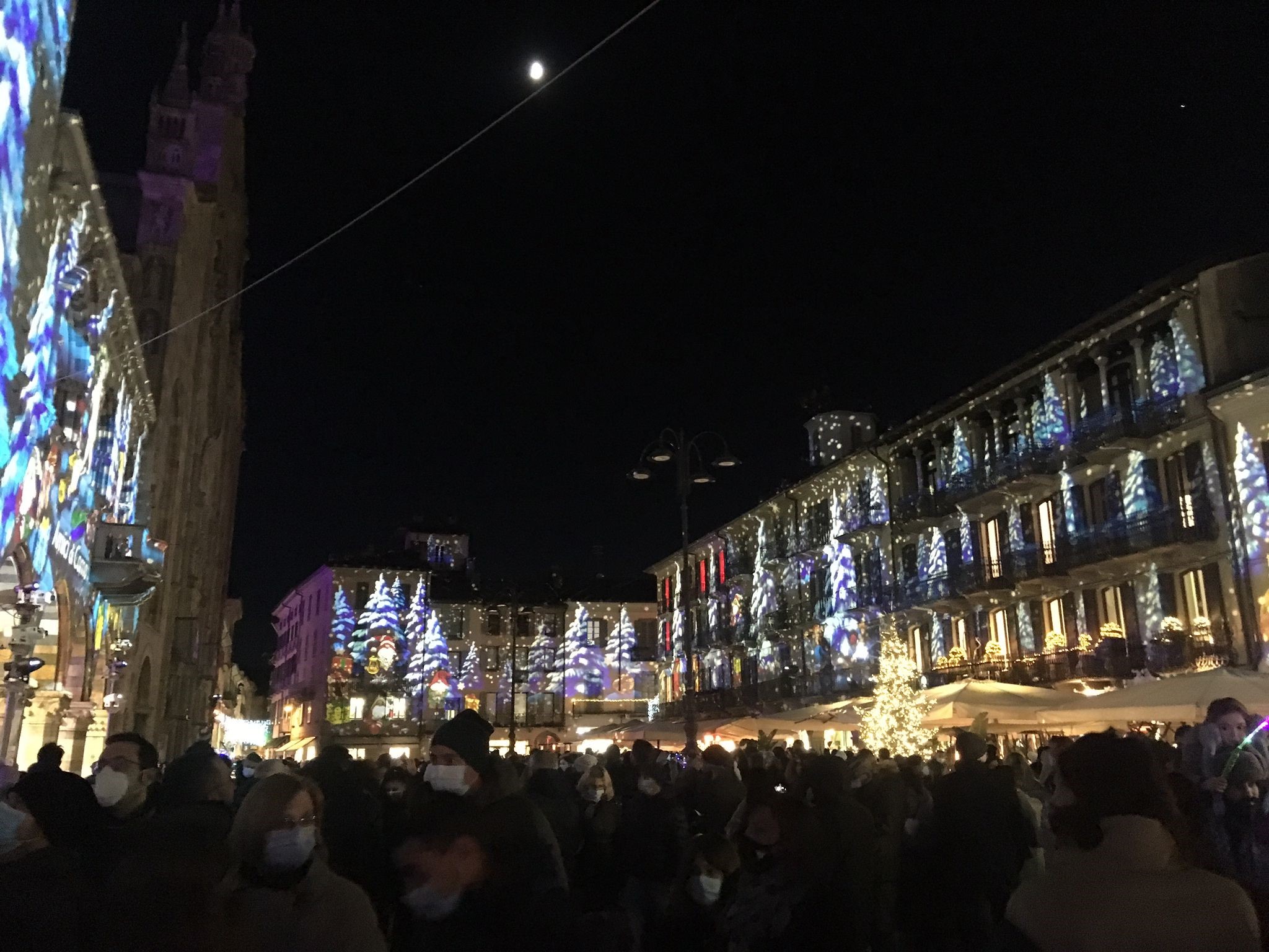 Traffico e folla: un altro sabato di caos. Servono misure più efficaci