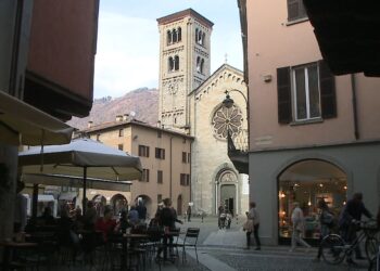 como piazza gente in centro