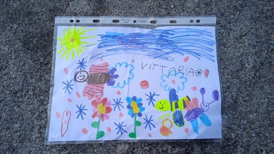 Alla ricerca di una piccola artista. La storia di Vittoria e del disegno per il nonno