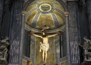 santo natale in diretta dalla cattedrale di como, nella foto Gesù in croce
