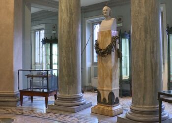 interno del tempio voltiano con statua di Alessandro Volta
