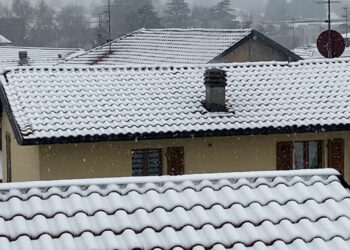 Neve a Como, i tetti imbiancati