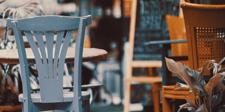 una sedie e un tavolino fuori da un bar nello spazio dehors esterno