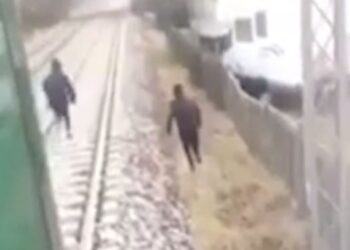 ragazzi bravata treno