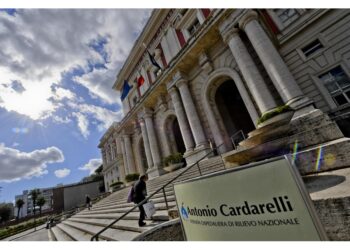 Una 53enne colpita agli occhi