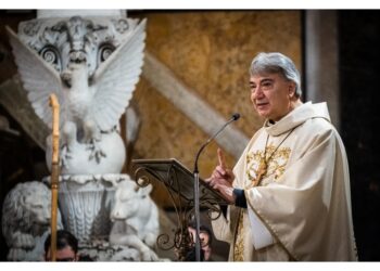 Arcivescovo: parrocchie avamposti in difesa della dignità umana