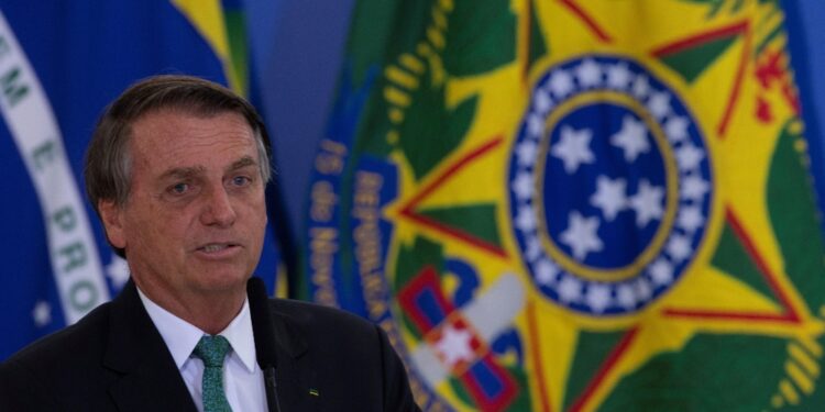 Leader brasiliano torna a criticare immunizzazioni pediatriche