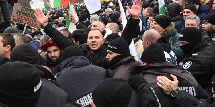 Manifestazione davanti al Parlamento promossa dai nazionalisti